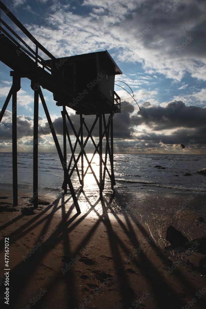 Plage et ciel nuageux en contre jour