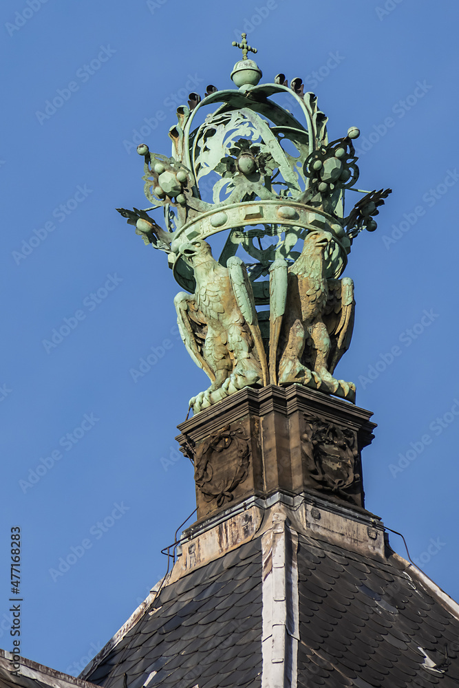 Obraz premium Architectural fragments of Amsterdam Royal Palace building (Koninklijk Paleis) at Dam Square. Classicism style Palace built as city hall during Dutch Golden Age (1648 - 1655). Amsterdam, Netherlands.