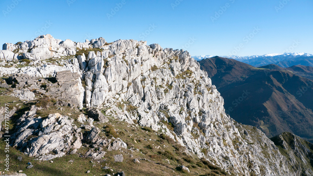 Macizon de rocas en lo alto de una montaña Macizon de rocas en lo alto de una montaña