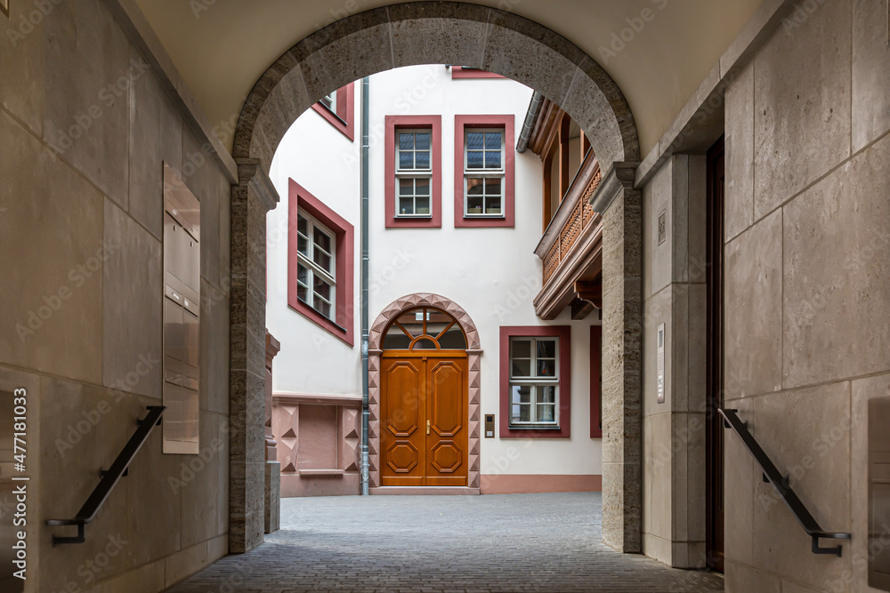 Eingang zu einem alten Gebäude in Frankfurt