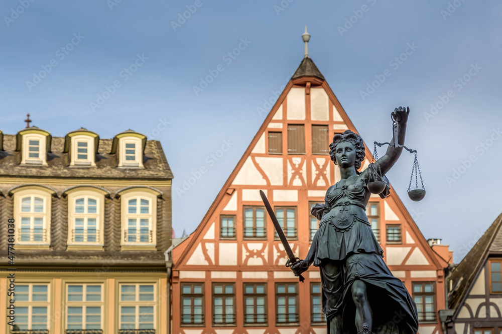 Historische Fachwerkhäuser am Römer in Frankfurt am Main mit der Justitia