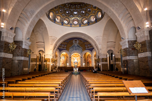 Tela Interior e altar da Igreja em Lourdes, dentro do Santuário de Lourdes