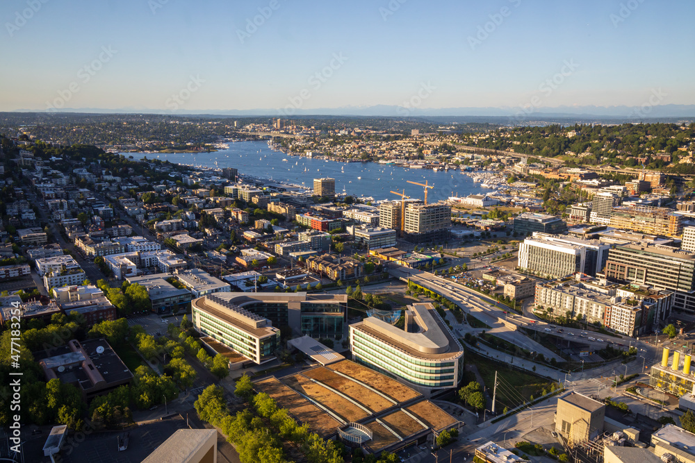 Fototapeta premium Seattle, Washington, USA - June 4 2021: Seattle skyline with Lake Union during summer sunset. View from Seattle needle.
