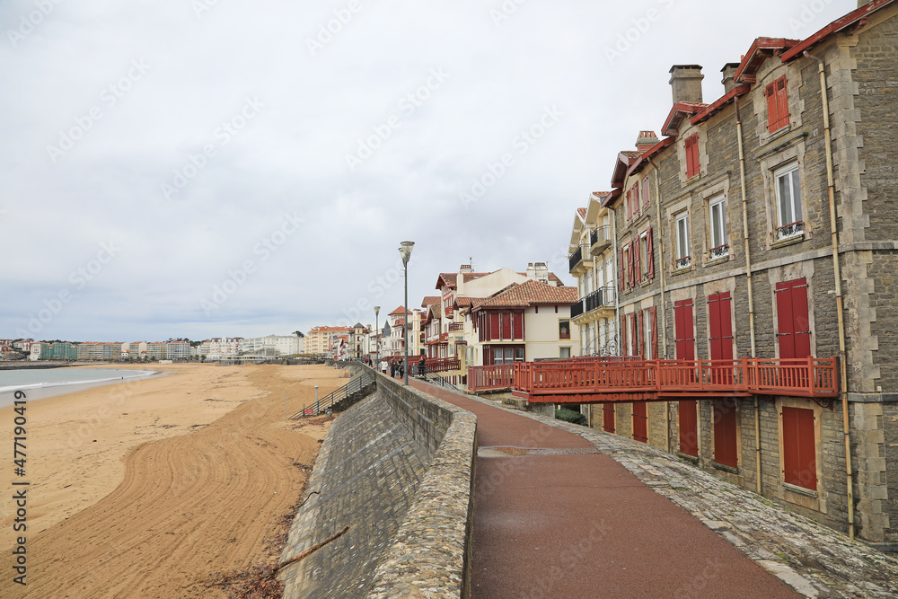 san juan de luz casas al lado de la playa con puentes pasarela con ventanas rojas pueblo vasco francés francia  4M0A9527-as21