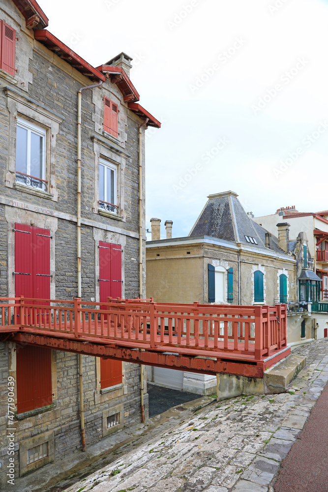 san juan de luz casas al lado de la playa con puentes pasarela con ventanas rojas pueblo vasco francés francia  4M0A9532-as21