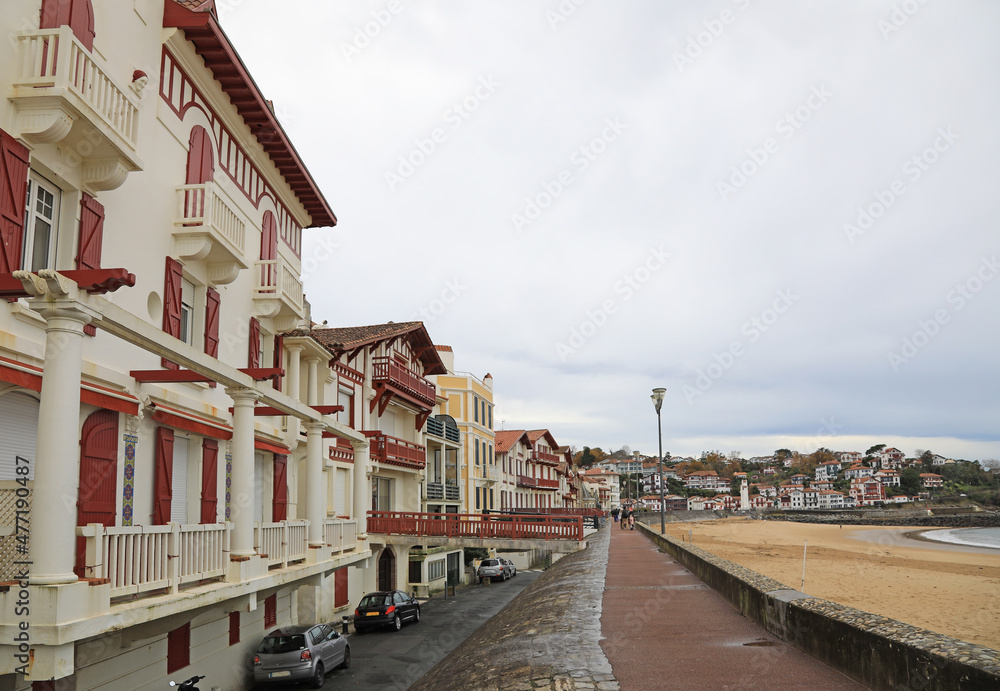 san juan de luz casas al lado de la playa con puentes pasarela con ventanas rojas pueblo vasco francés francia  4M0A9552-as21