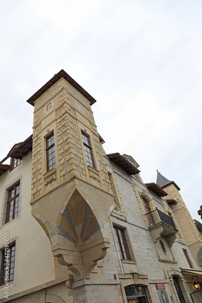 san juan de luz casa señorial castillo  con torre calle pueblo vasco francés francia  4M0A9647-as21