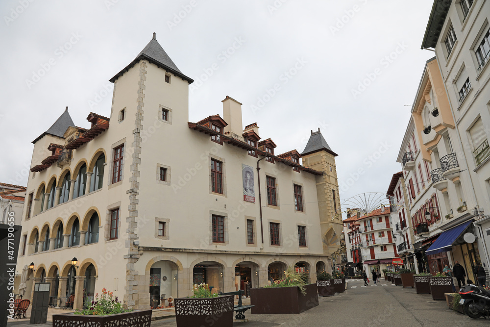 san juan de luz casa señorial castillo  con torre calle pueblo vasco francés francia  4M0A9659-as21