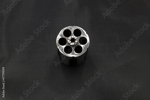 Quadro em tela revolver cylinder on black background