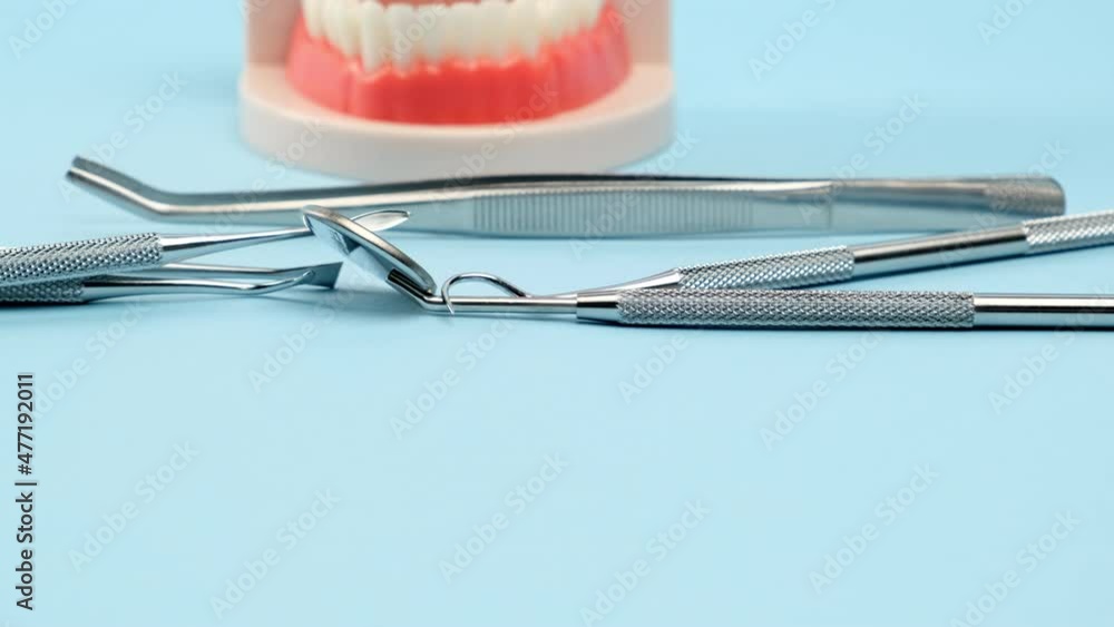 Supporting Tooth Instrument Vidéo Stock plastic model of the jaw with white teeth and various ...