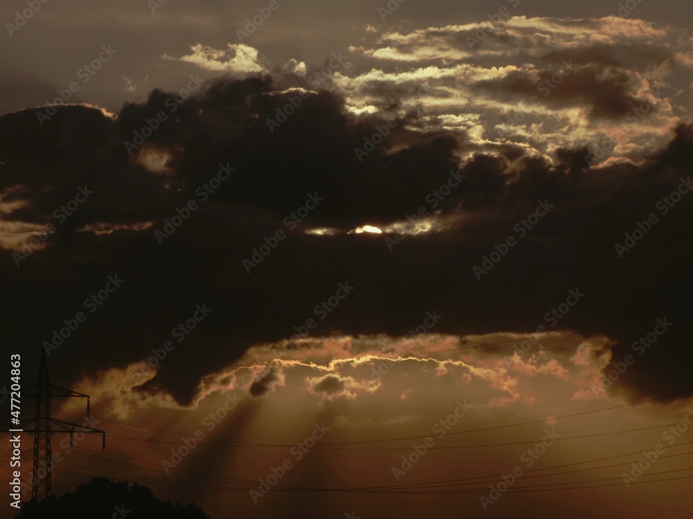 Obraz premium Sonnenuntergang hinter Wolken