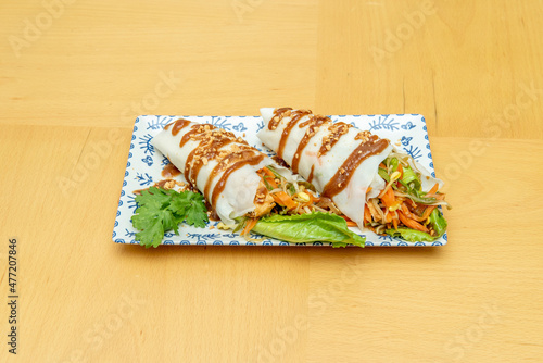 Foto The spring roll, rolled spring or chun kun, similar to lumpiá, is a roll made of
