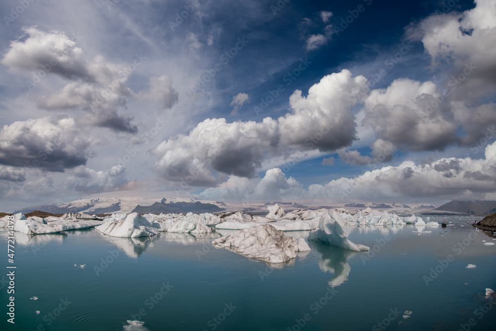 Fototapeta premium Panoramic view of Jokulsarlon Lagoon in Southern Iceland. Summer colors