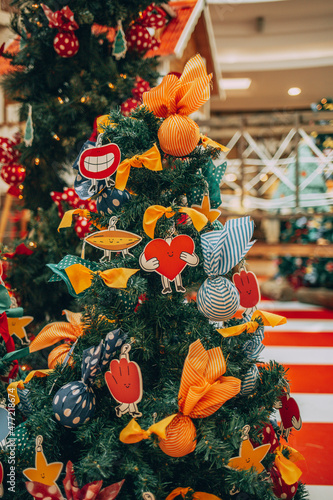 Árbol de navidad con parque en un centro comercial paraguayo en época de navidad