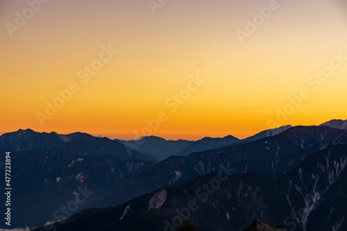 朝日に染まる冬山 赤石山脈 鳳凰三山からの風景 南アルプス