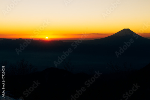 夜明け前の風景 南アルプス（観音岳） 日の出と富士山