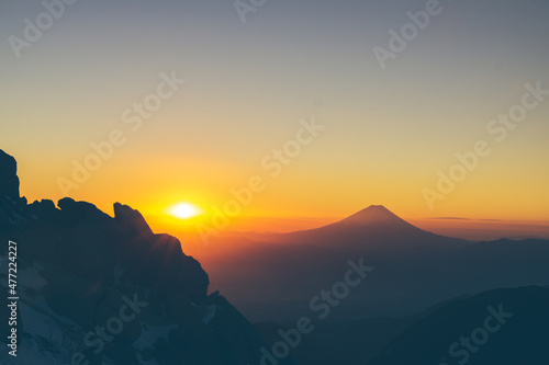 南アルプス（観音岳）で迎えるご来光 朝日と富士山