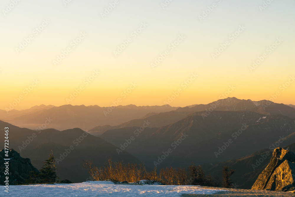朝日に染まる冬山　赤石山脈　鳳凰三山からの風景　南アルプス