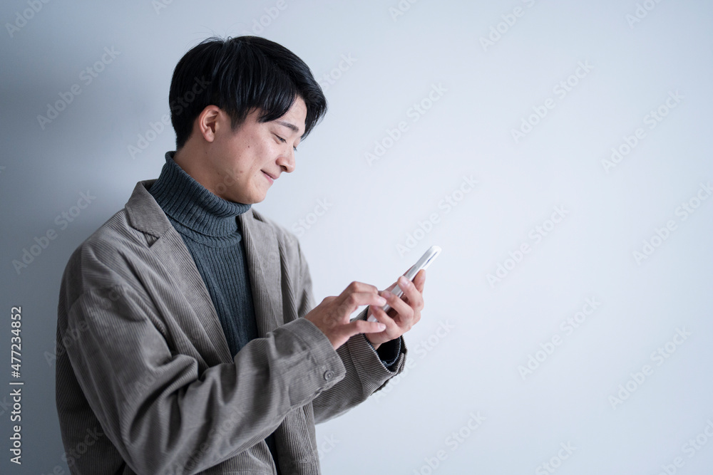 携帯電話を使う男性