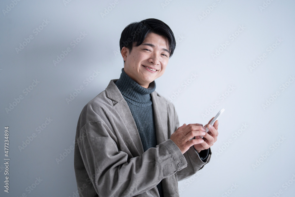 携帯電話を使う男性 携帯電話を使う男性
