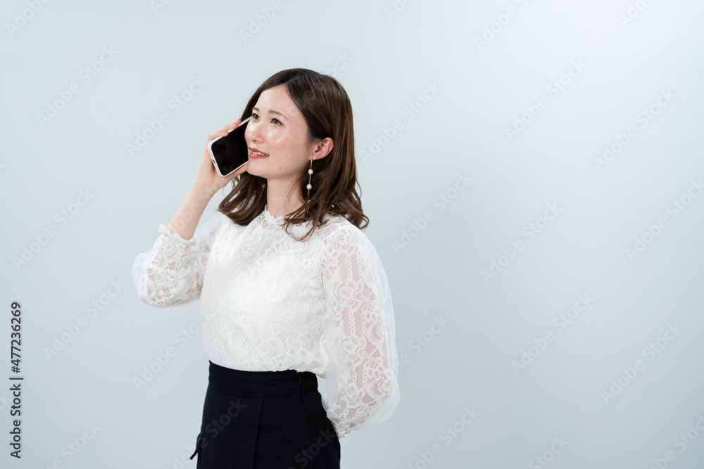 携帯電話を使う女性 携帯電話を使う女性