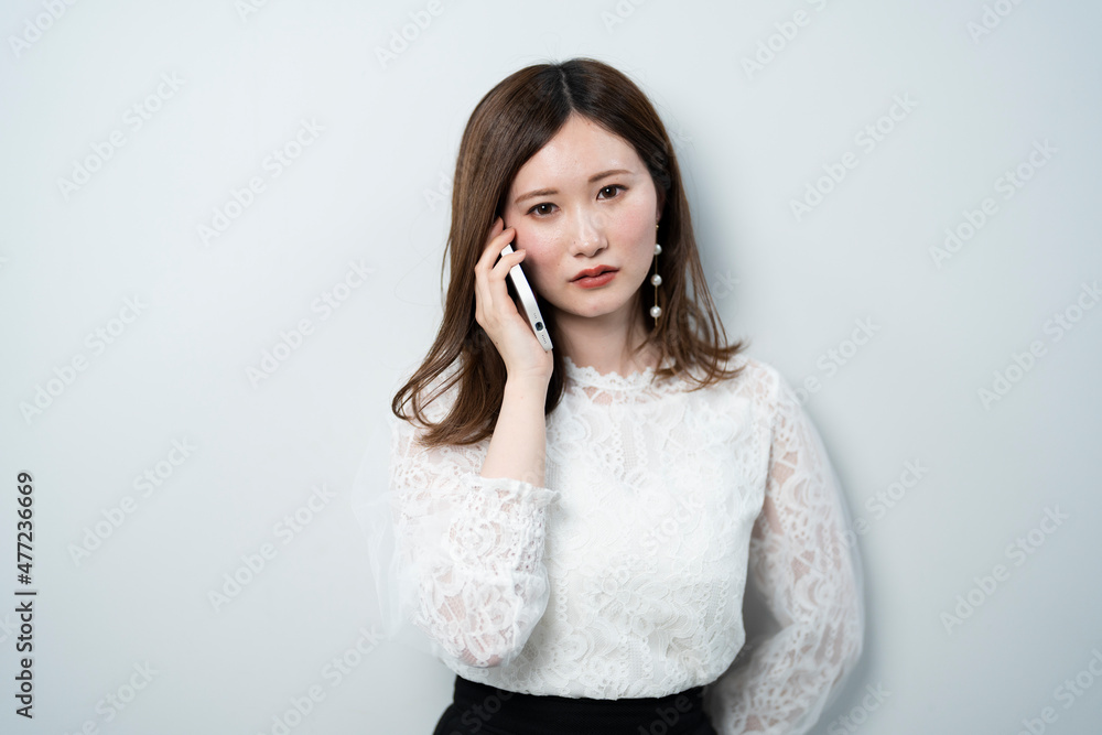 携帯電話を使う女性 携帯電話を使う女性