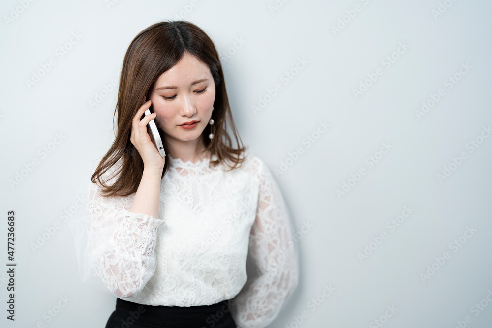 携帯電話を使う女性