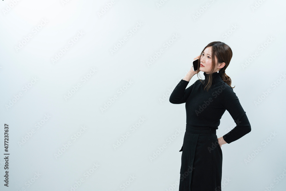 携帯電話を使う女性 携帯電話を使う女性