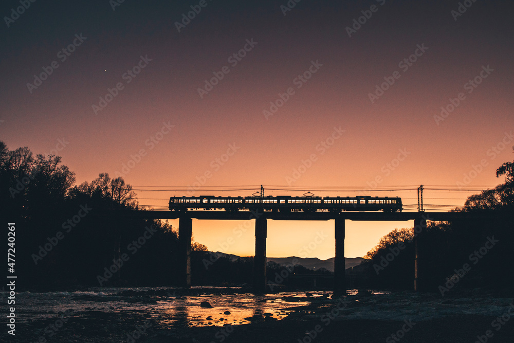 夕焼け空の鉄橋を渡る秩父鉄道