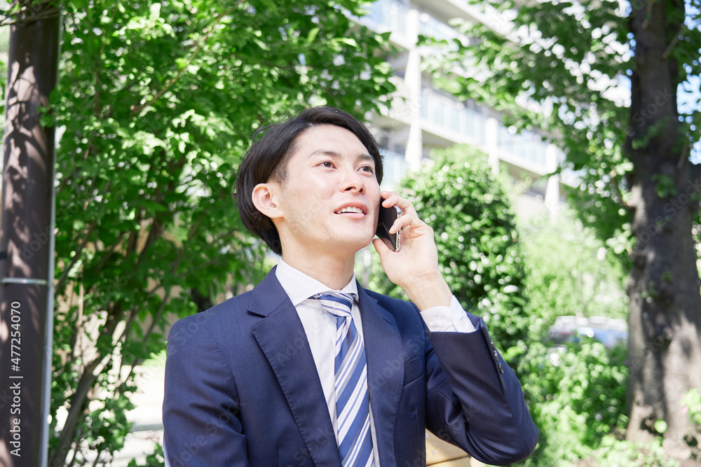 ビジネスマン 電話する 屋外 ビジネスマン 電話する 屋外