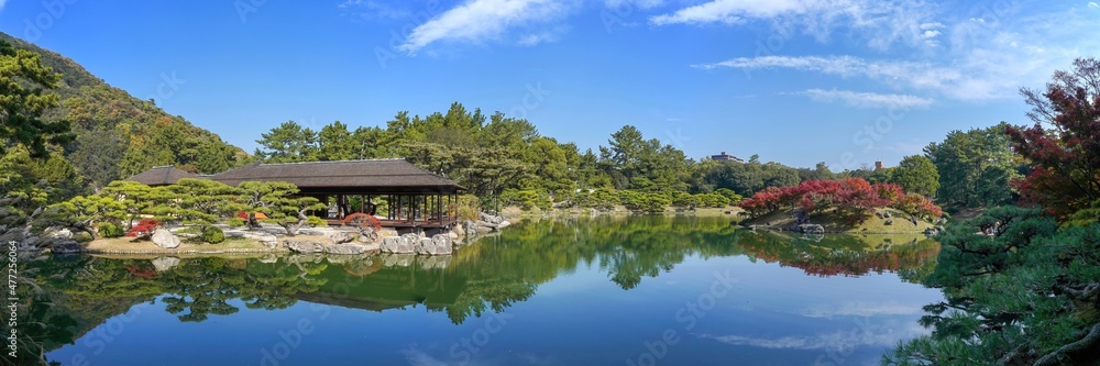 青空バックに見る日本庭園の紅葉パノラマ情景＠栗林公園、香川