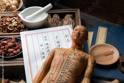 Fotografie Acupuncture puppets and traditional Chinese medicine are on the table