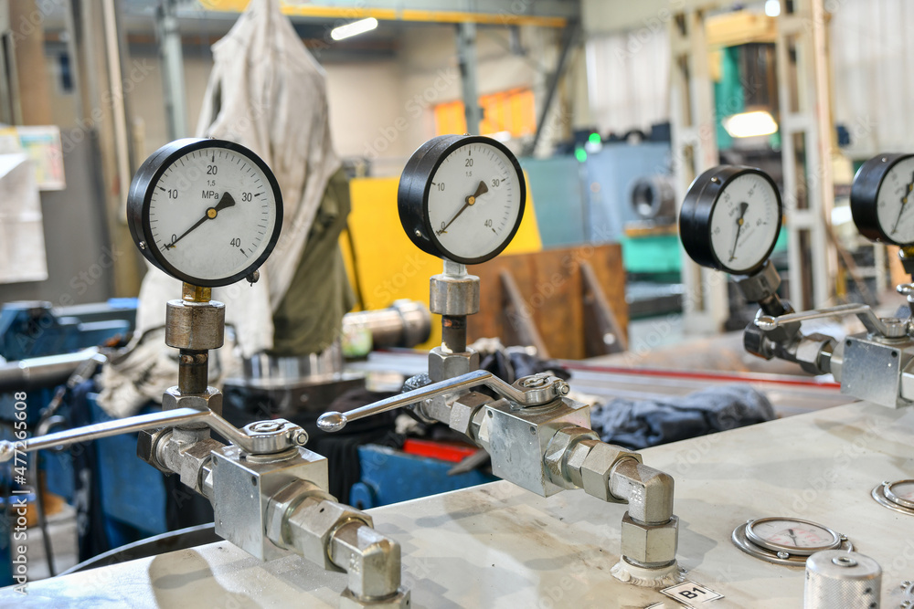 High pressure gauges with changeover valves in the hydraulic supply system. High pressure gauges with changeover valves in the hydraulic supply system.