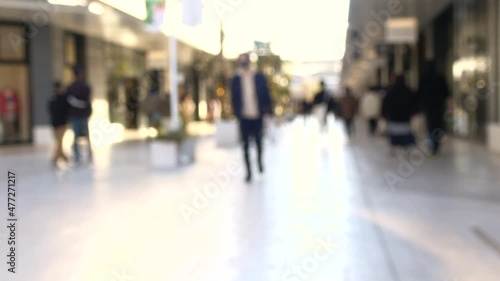 ぼかし背景素材: マスク姿の人々が行き交うショッピングモールの風景  4K 2021年12月広島市郊外のショッピングモールにて撮影 photo