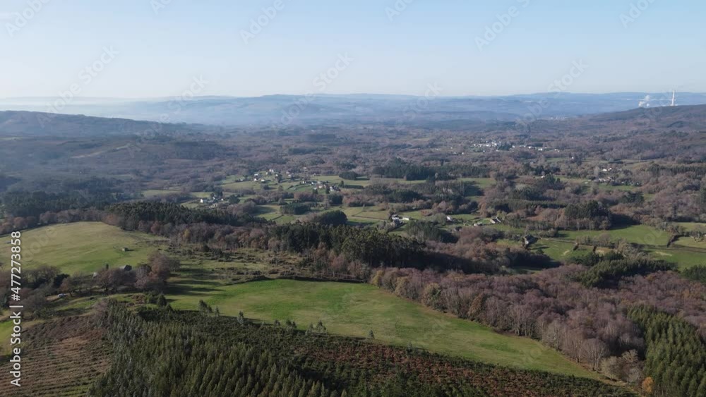 Dron sobrevolando el campo y casas de pueblo