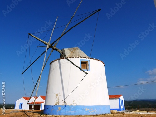 Moulin blanc du village d'Odeceixe dans la région de l'Alentejo au sud du Portugal