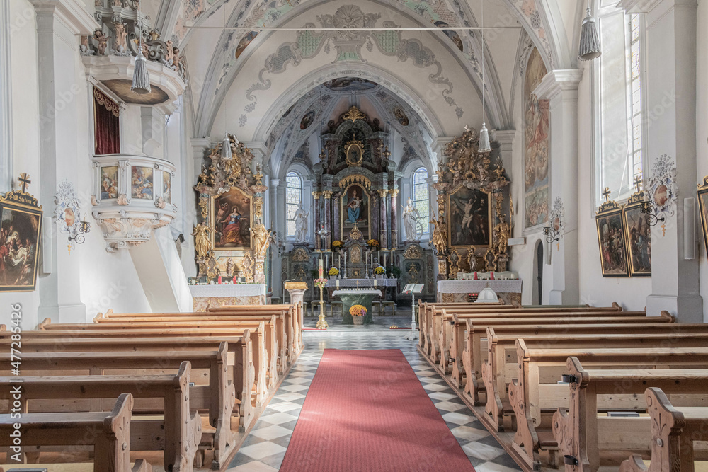 Alter und Gestühl in der Pfarrkirche Mariä Geburt in Mieders im Stubaital