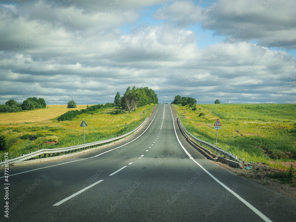 Naklejka premium road in the countryside