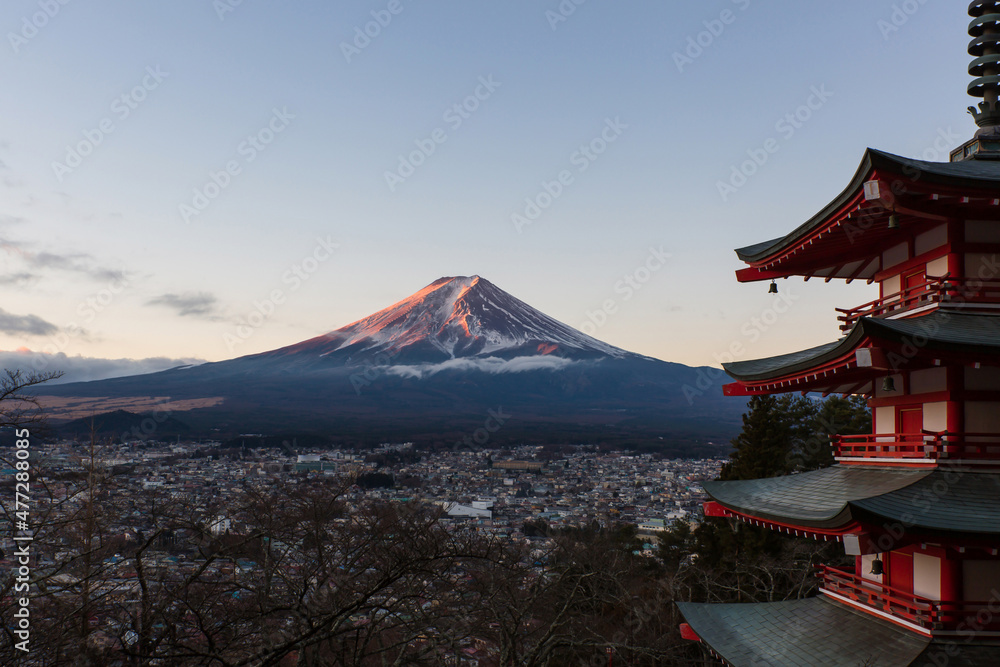 Fototapeta premium Fuji mountain with cityscape in the morning
