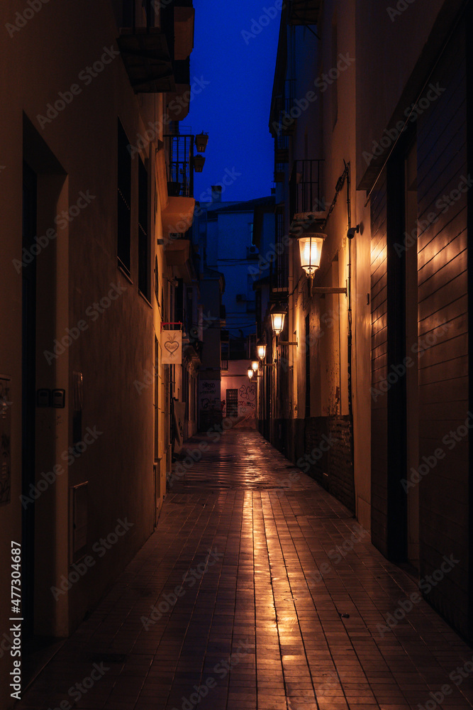 Calle estrecha de noche en la ciudad