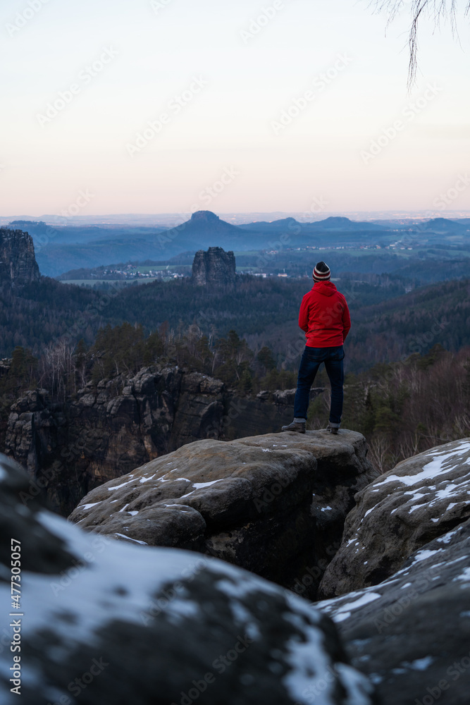 Wanderer macht Rast in der Sächsischen Schweiz Wanderer macht Rast in der Sächsischen Schweiz