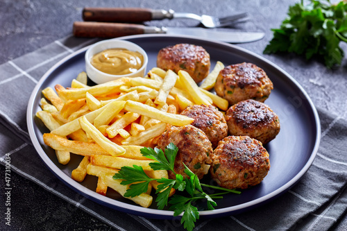 Vitoulet, hot Belgian meatballs with french fries