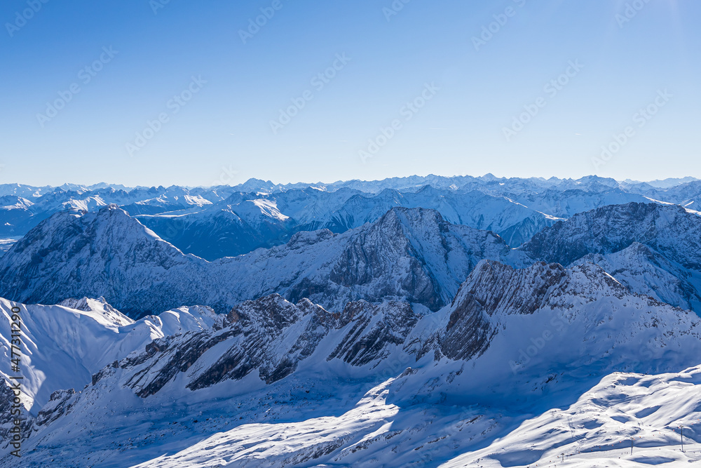 Zugspitze, Deutschland am 18.12.2021, Panoramablick über die Alpen 