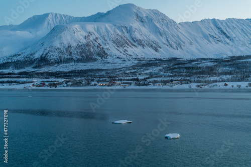 Landschaft am Fjord Sørlenangen am Ullsfjord photo