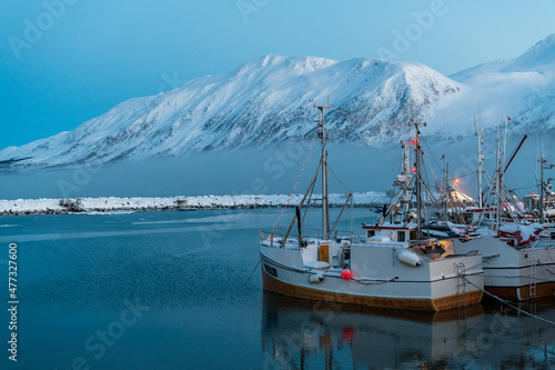 Im kleinen Hafen des Fjords Sørlenangen am Ullsfjord in Norwegen