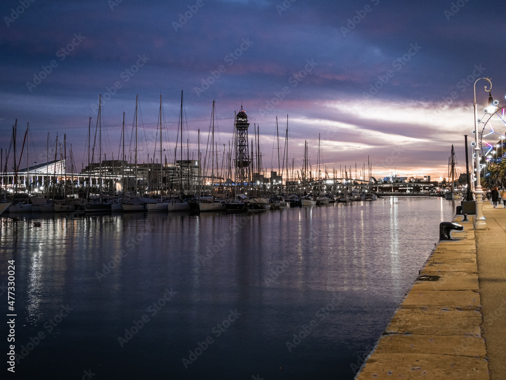 Puerto Barcelona en el atardecer