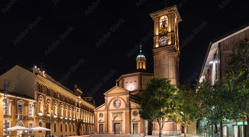 Fototapeta premium Historic center of an Italian city at night. Legnano, Piazza San Magno (square Saint Magno) with the Basilica of San Magno (XVI century), Lombardy region