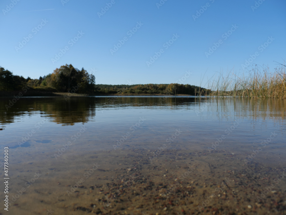 Bilick auf einen im Wald liegenden Badesees in Mecklenburg Vorpommern (Obere Seen, Sternberg)