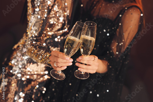 Foto Women with glasses of sparkling wine celebrating New Year indoors, closeup