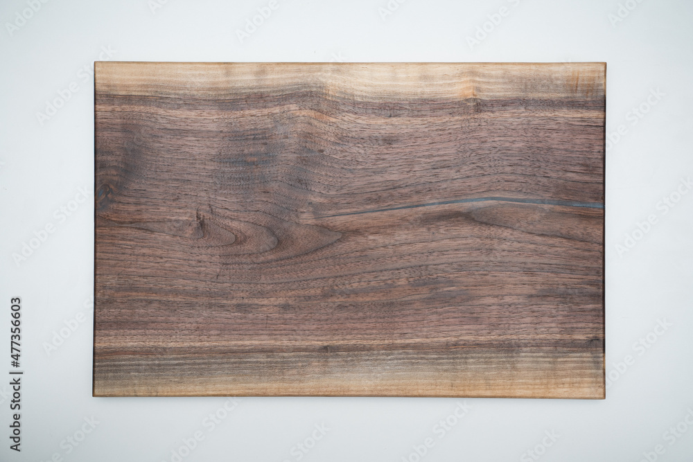 Naklejka premium Beautiful walnut cutting board on a white background